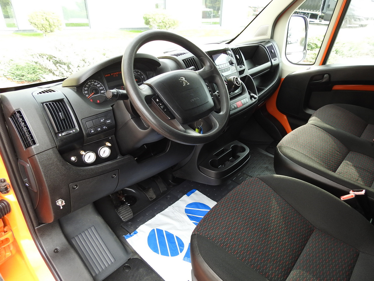 PEUGEOT BOXER STAKE BODY TARPAULIN DOUBLE CABIN DOKA 7 SEATS AIR CONDITIONING PNEUMATICS 140HP - Dubbelhytt transportbil: bild 2 PEUGEOT BOXER STAKE BODY TARPAULIN DOUBLE CABIN DOKA 7 SEATS AIR CONDITIONING PNEUMATICS 140HP - Dubbelhytt transportbil: bild 2