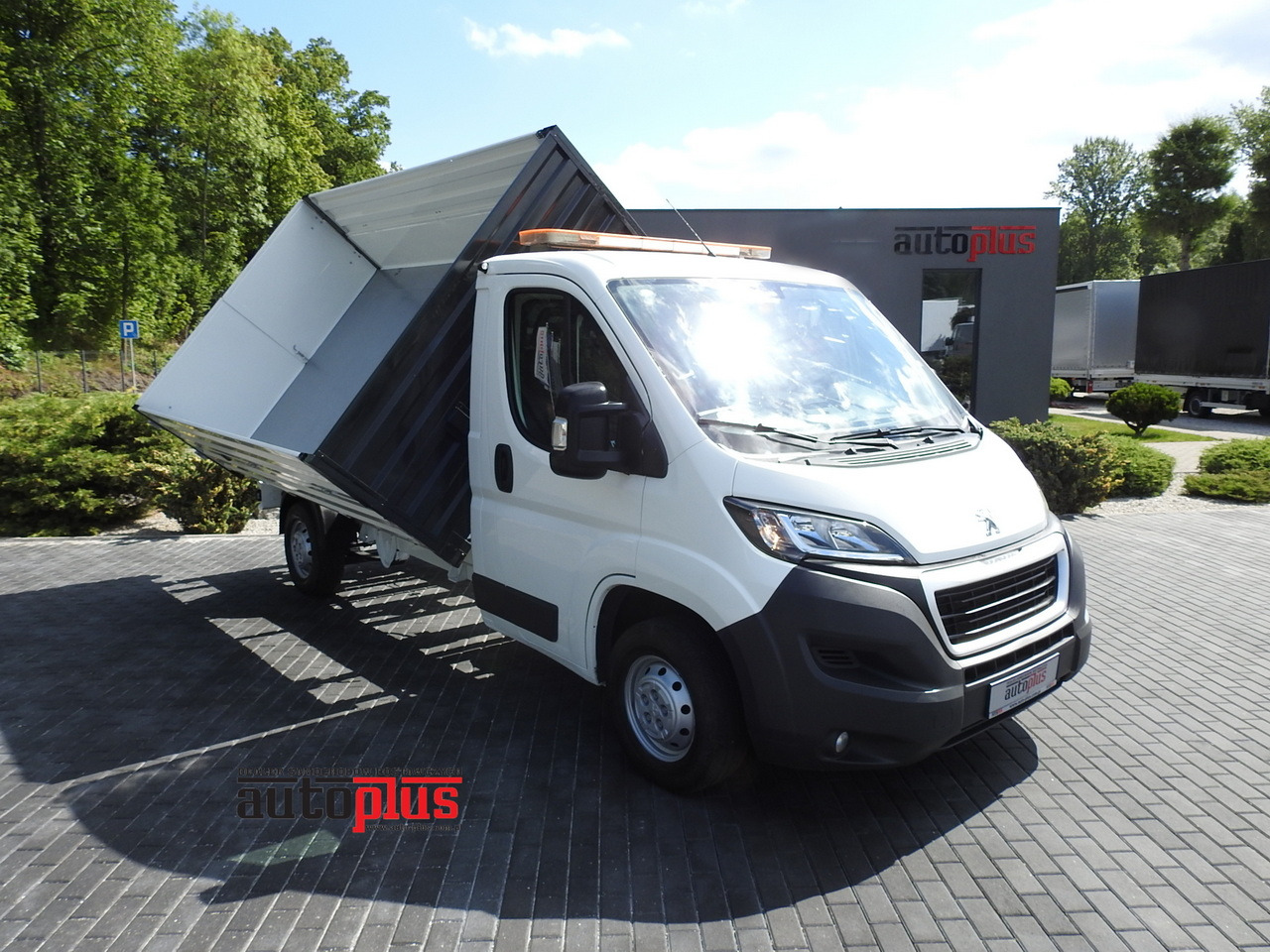 PEUGEOT BOXER THREE-WAY TIPPER AIR CONDITIONING 130HP - Transportbil med tippflak: bild 1 PEUGEOT BOXER THREE-WAY TIPPER AIR CONDITIONING 130HP - Transportbil med tippflak: bild 1