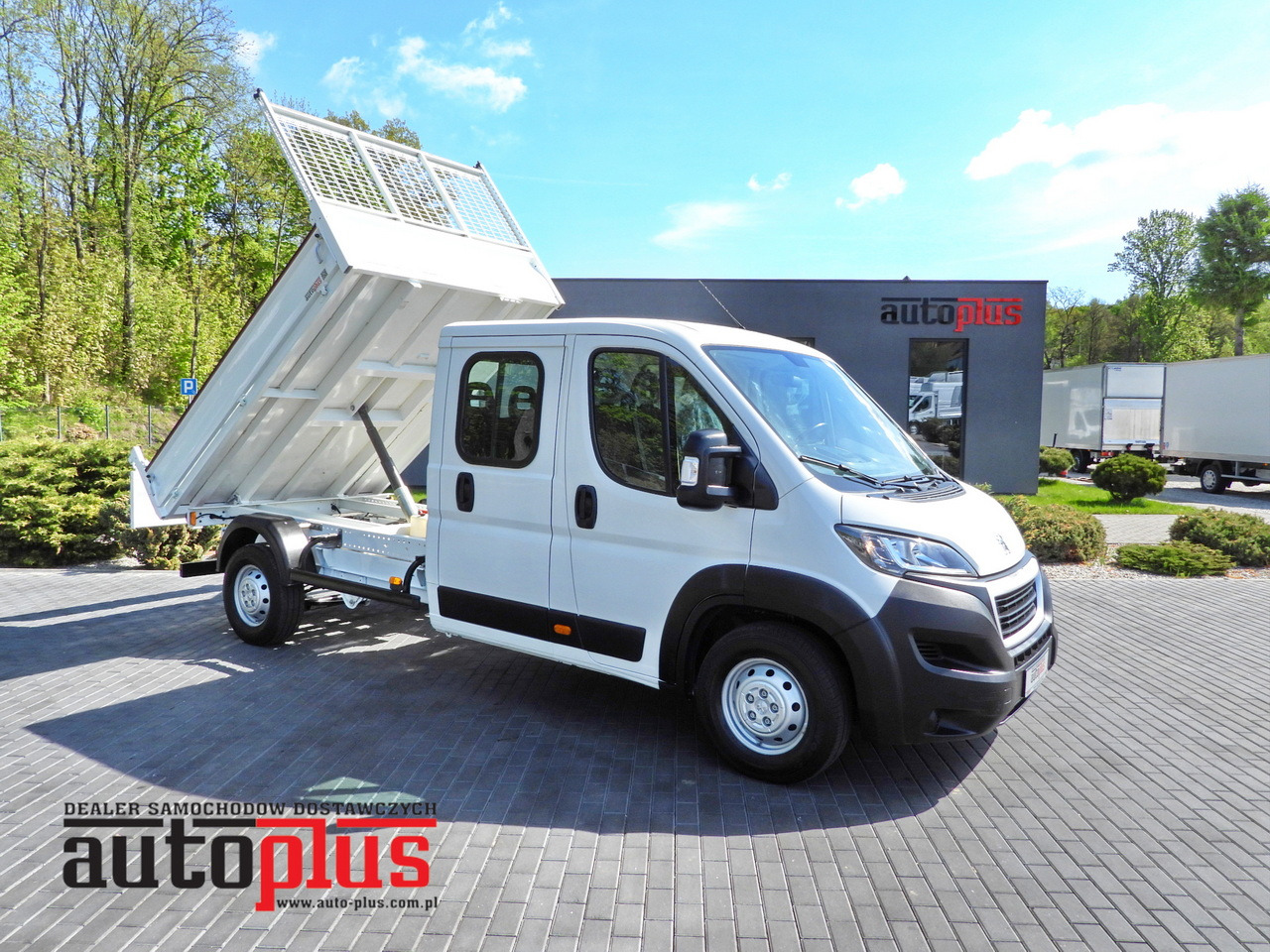 PEUGEOT BOXER TIPPER DOUBLE CABIN DOKA 7 SEATS CRUISE CONTROL AIR CONDITIONING 140HP - Transportbil med tippflak: bild 1 PEUGEOT BOXER TIPPER DOUBLE CABIN DOKA 7 SEATS CRUISE CONTROL AIR CONDITIONING 140HP - Transportbil med tippflak: bild 1