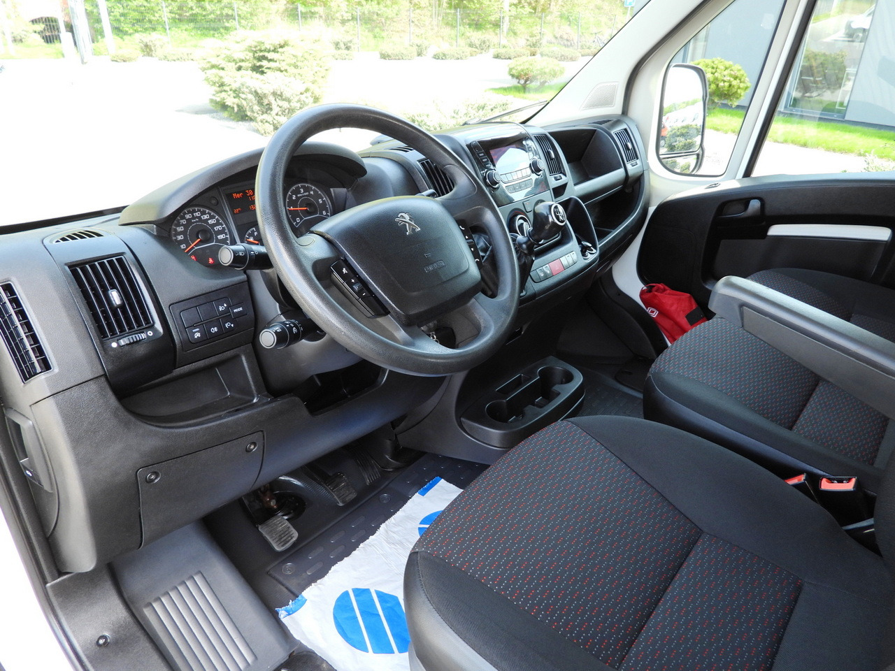 PEUGEOT BOXER TIPPER DOUBLE CABIN DOKA 7 SEATS CRUISE CONTROL AIR CONDITIONING 140HP - Transportbil med tippflak: bild 2 PEUGEOT BOXER TIPPER DOUBLE CABIN DOKA 7 SEATS CRUISE CONTROL AIR CONDITIONING 140HP - Transportbil med tippflak: bild 2