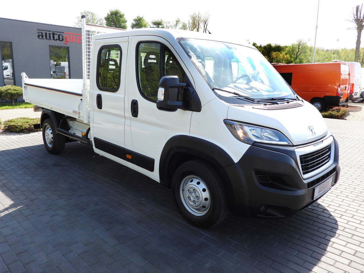 PEUGEOT BOXER TIPPER DOUBLE CABIN DOKA 7 SEATS CRUISE CONTROL AIR CONDITIONING 140HP - Transportbil med tippflak: bild 4 PEUGEOT BOXER TIPPER DOUBLE CABIN DOKA 7 SEATS CRUISE CONTROL AIR CONDITIONING 140HP - Transportbil med tippflak: bild 4