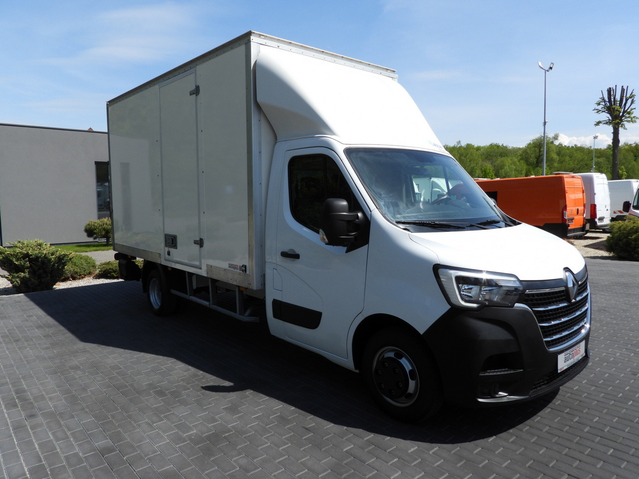 RENAULT MASTER BOX LIFT 8 PALLETS CRUISE CONTROL NAVIGATION LED LIGHTS TWIN WHEELS AIR CONDITIONING 145HP - Volymskåp: bild 4 RENAULT MASTER BOX LIFT 8 PALLETS CRUISE CONTROL NAVIGATION LED LIGHTS TWIN WHEELS AIR CONDITIONING 145HP - Volymskåp: bild 4