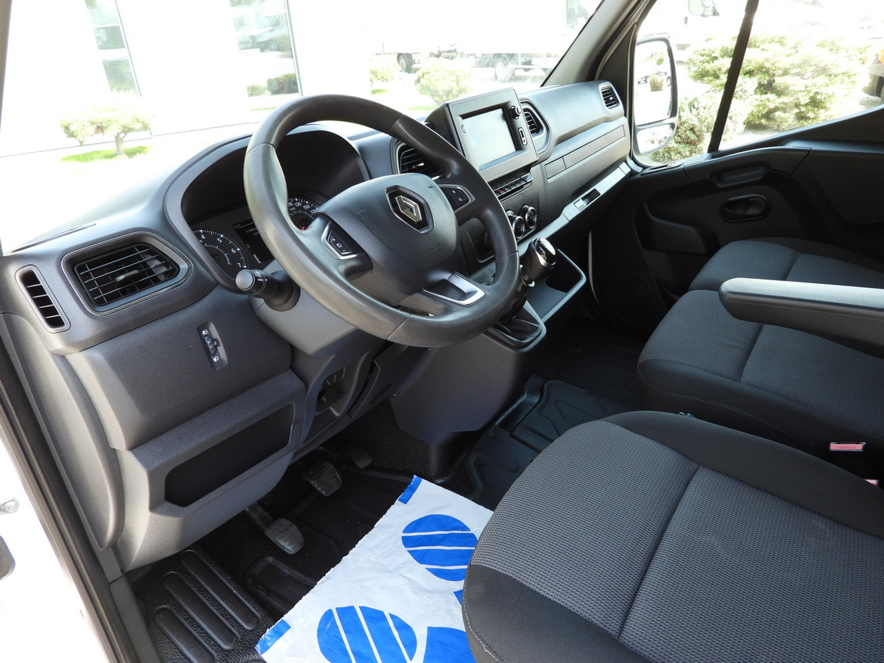 RENAULT MASTER BOX LIFT 8 PALLETS CRUISE CONTROL NAVIGATION LED LIGHTS TWIN WHEELS AIR CONDITIONING 145HP - Volymskåp: bild 2 RENAULT MASTER BOX LIFT 8 PALLETS CRUISE CONTROL NAVIGATION LED LIGHTS TWIN WHEELS AIR CONDITIONING 145HP - Volymskåp: bild 2