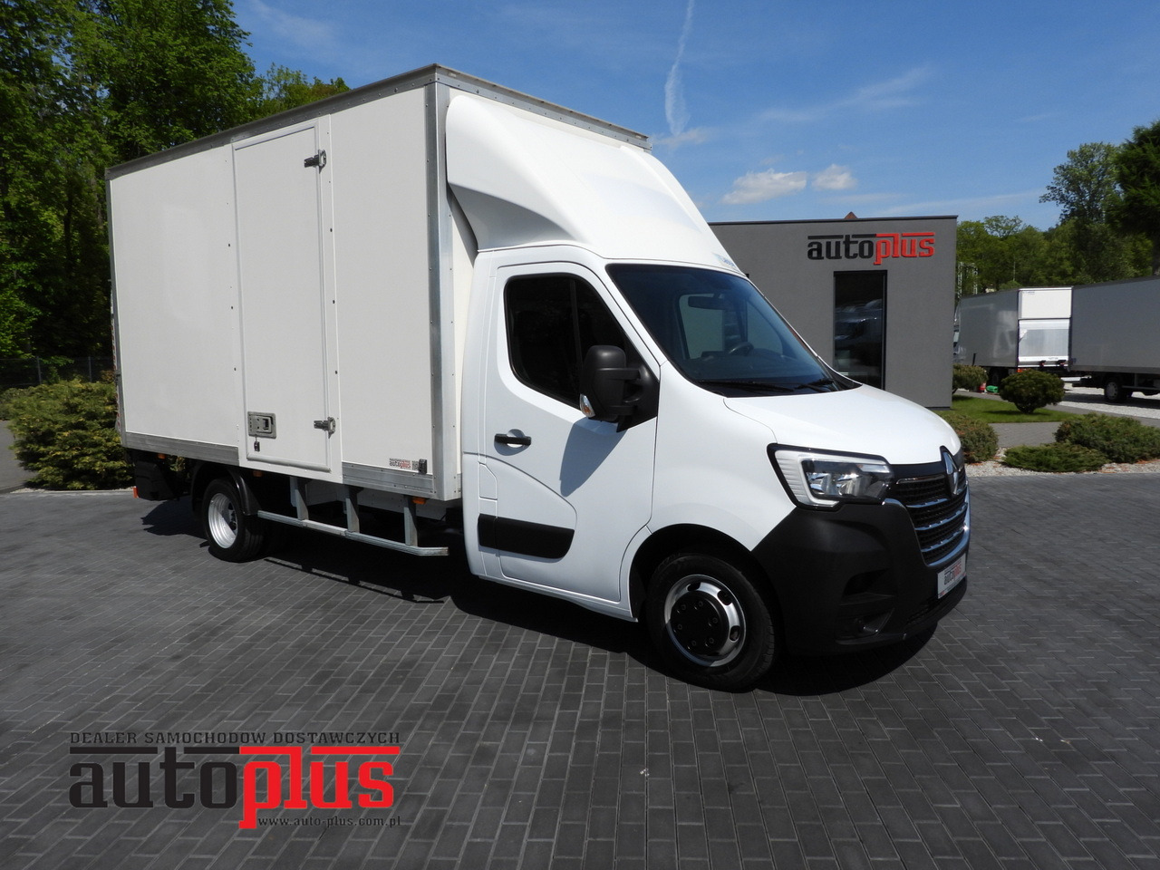 RENAULT MASTER BOX LIFT 8 PALLETS CRUISE CONTROL NAVIGATION LED LIGHTS TWIN WHEELS AIR CONDITIONING 145HP - Volymskåp: bild 1 RENAULT MASTER BOX LIFT 8 PALLETS CRUISE CONTROL NAVIGATION LED LIGHTS TWIN WHEELS AIR CONDITIONING 145HP - Volymskåp: bild 1