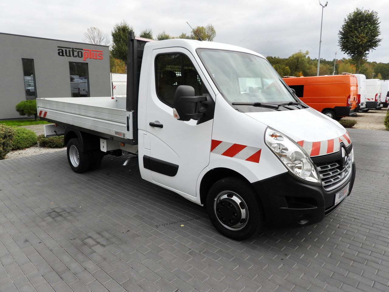 RENAULT MASTER STAKE BODY CRUISE CONTROL NAVIGATION TWIN WHEELS AIR CONDITIONING 130HP - Transportbil med flak: bild 4 RENAULT MASTER STAKE BODY CRUISE CONTROL NAVIGATION TWIN WHEELS AIR CONDITIONING 130HP - Transportbil med flak: bild 4