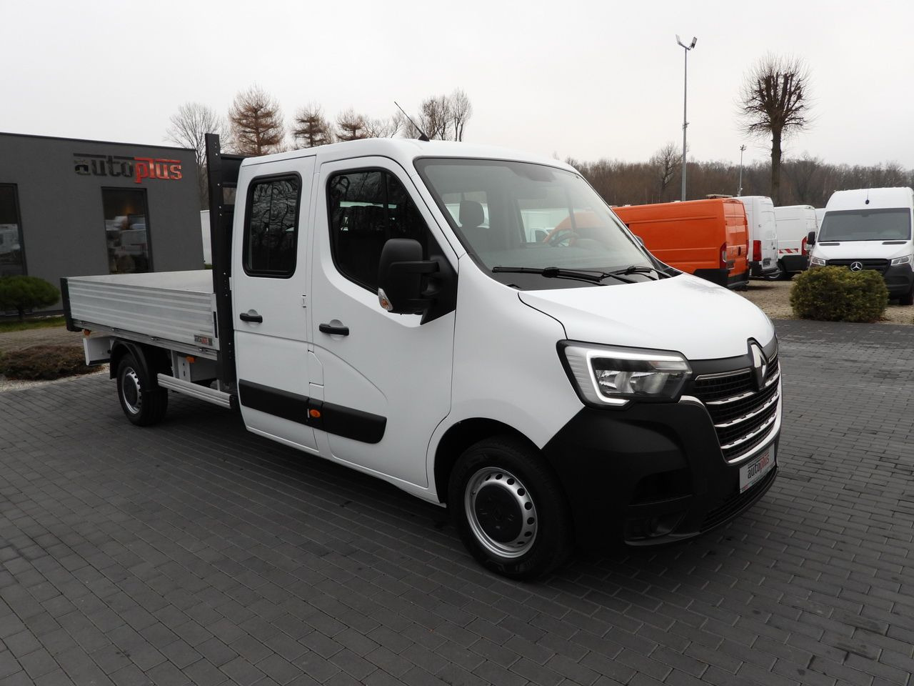 RENAULT MASTER STAKE BODY DOUBLE CABIN DOKA 7 SEATS CRUISE CONTROL NAVIGATION LED LIGHTS AIR CONDITIONING 135HP - Dubbelhytt transportbil: bild 4 RENAULT MASTER STAKE BODY DOUBLE CABIN DOKA 7 SEATS CRUISE CONTROL NAVIGATION LED LIGHTS AIR CONDITIONING 135HP - Dubbelhytt transportbil: bild 4