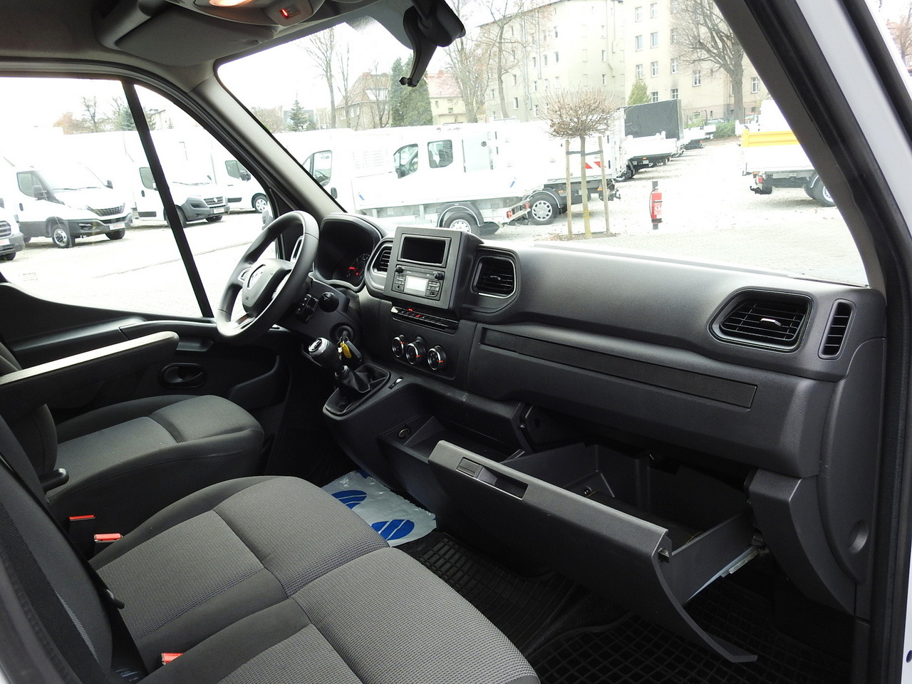 Transportbil med kapell RENAULT MASTER TARPAULIN 10 PALLETS WEBASTO CRUISE CONTROL AIR CONDITIONING LED LIGHTS PNEUMATICS 165HP: bild 47 Transportbil med kapell RENAULT MASTER TARPAULIN 10 PALLETS WEBASTO CRUISE CONTROL AIR CONDITIONING LED LIGHTS PNEUMATICS 165HP: bild 47