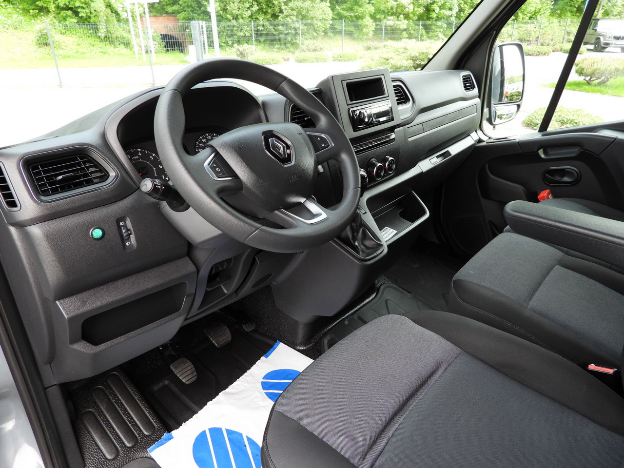 RENAULT MASTER TARPAULIN 10 PALLETS WEBASTO CRUISE CONTROL LED LIGHTS PNEUMATICS AIR CONDITIONING 165HP - Transportbil med kapell: bild 2 RENAULT MASTER TARPAULIN 10 PALLETS WEBASTO CRUISE CONTROL LED LIGHTS PNEUMATICS AIR CONDITIONING 165HP - Transportbil med kapell: bild 2