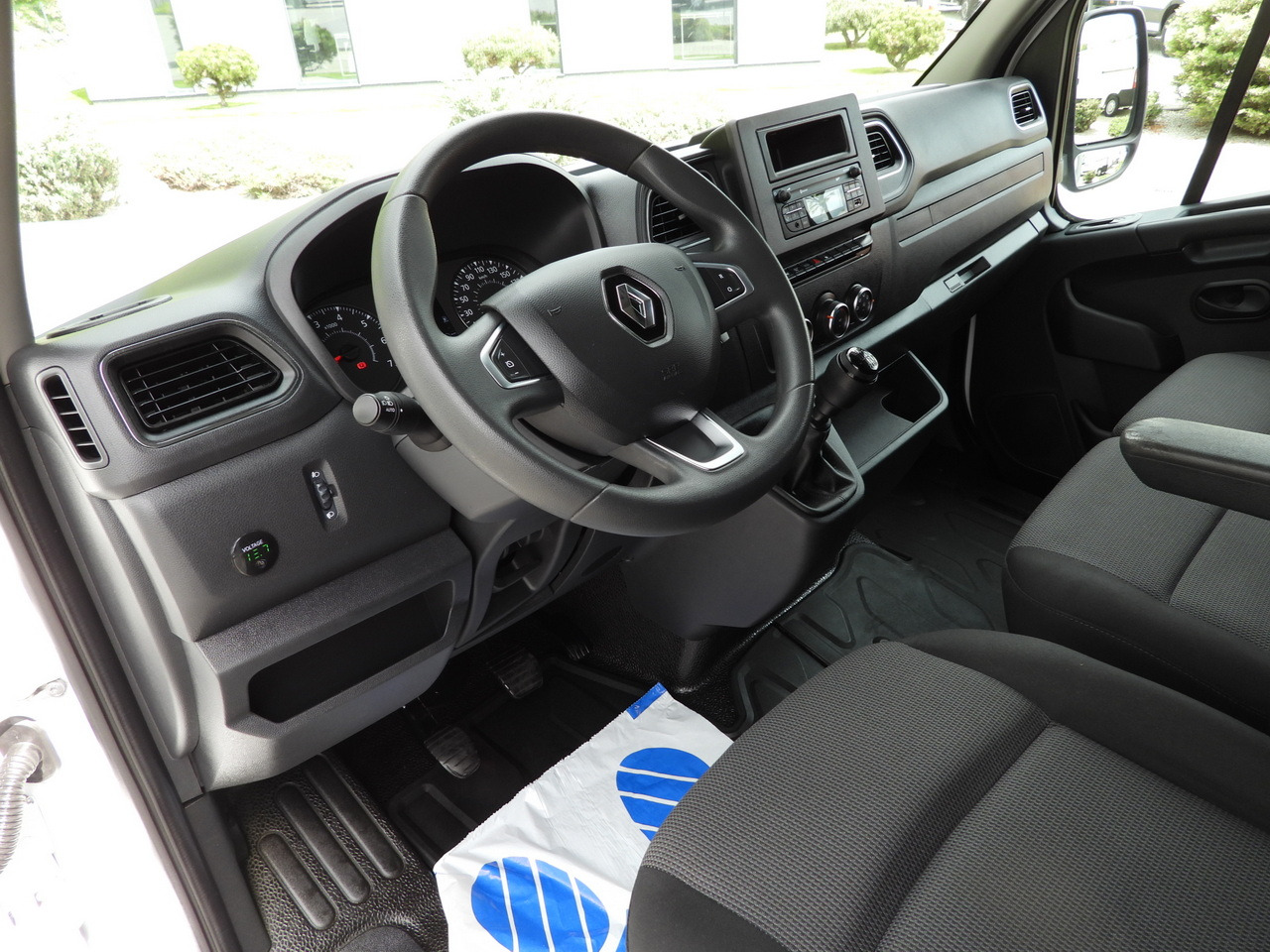 RENAULT MASTER TARPAULIN 10 PALLETS WEBASTO CRUISE CONTROL LED LIGHTS PNEUMATICS AIR CONDITIONING 165HP - Transportbil med kapell: bild 2 RENAULT MASTER TARPAULIN 10 PALLETS WEBASTO CRUISE CONTROL LED LIGHTS PNEUMATICS AIR CONDITIONING 165HP - Transportbil med kapell: bild 2