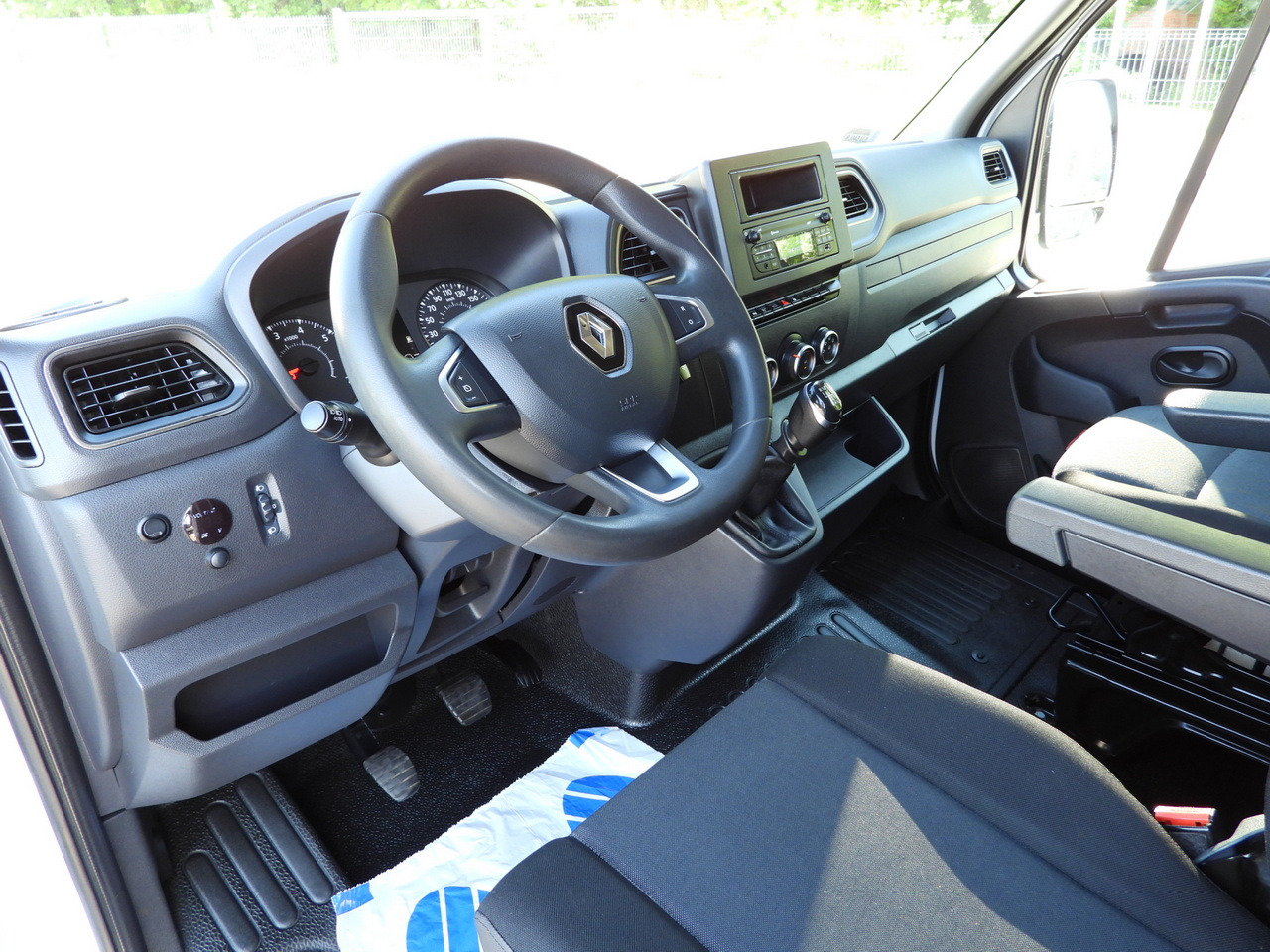 RENAULT MASTER TARPAULIN 10 PALLETS WEBASTO CRUISE CONTROL LED LIGHTS PNEUMATICS AIR CONDITIONING 165HP - Transportbil med kapell: bild 2 RENAULT MASTER TARPAULIN 10 PALLETS WEBASTO CRUISE CONTROL LED LIGHTS PNEUMATICS AIR CONDITIONING 165HP - Transportbil med kapell: bild 2