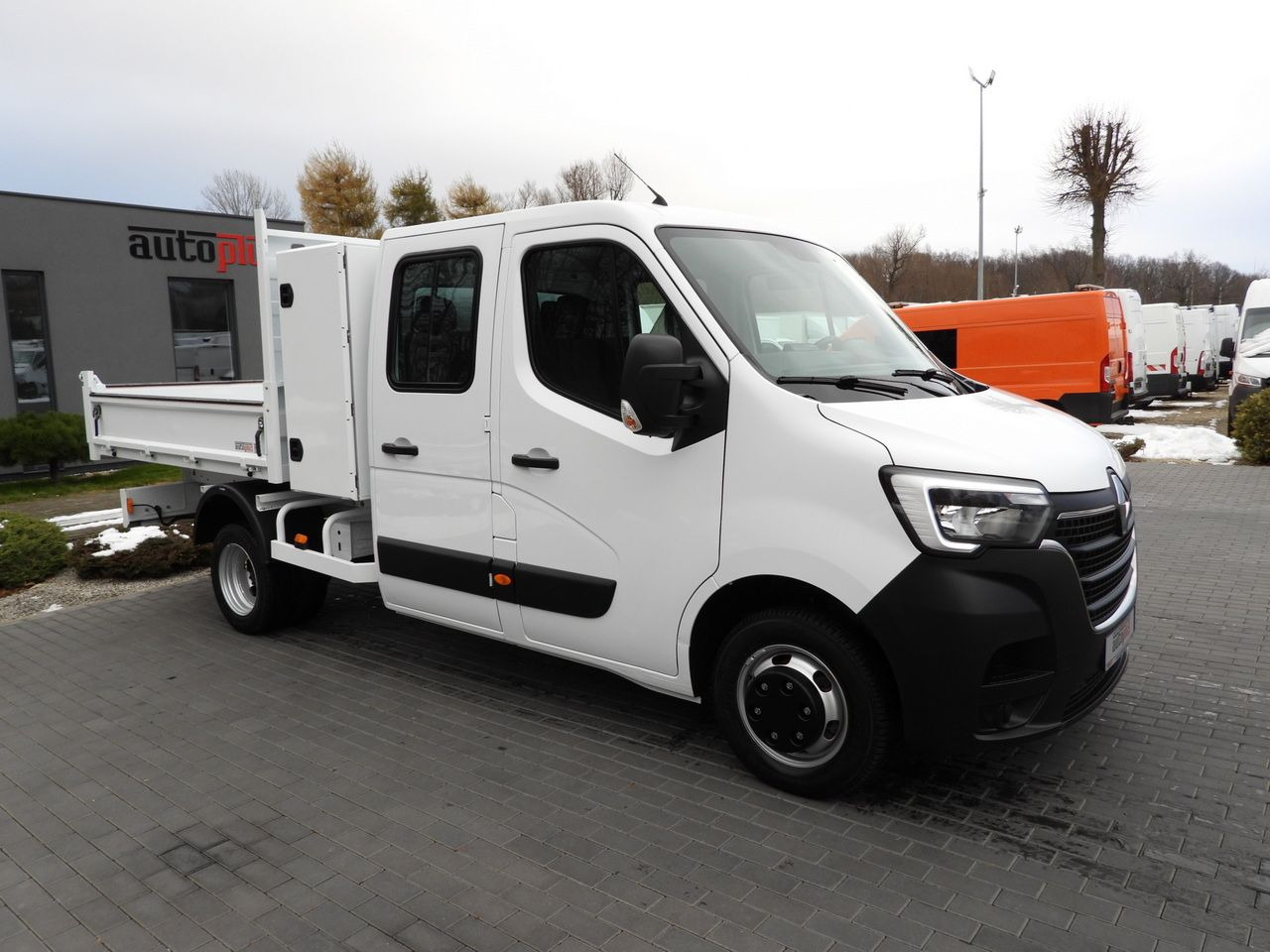 RENAULT MASTER TIPPER DOUBLE CABIN DOKA 6 SEATS CRUISE CONTROL LED LIGHTS TWIN WHEELS AIR CONDITIONING 145HP - Transportbil med tippflak: bild 4 RENAULT MASTER TIPPER DOUBLE CABIN DOKA 6 SEATS CRUISE CONTROL LED LIGHTS TWIN WHEELS AIR CONDITIONING 145HP - Transportbil med tippflak: bild 4