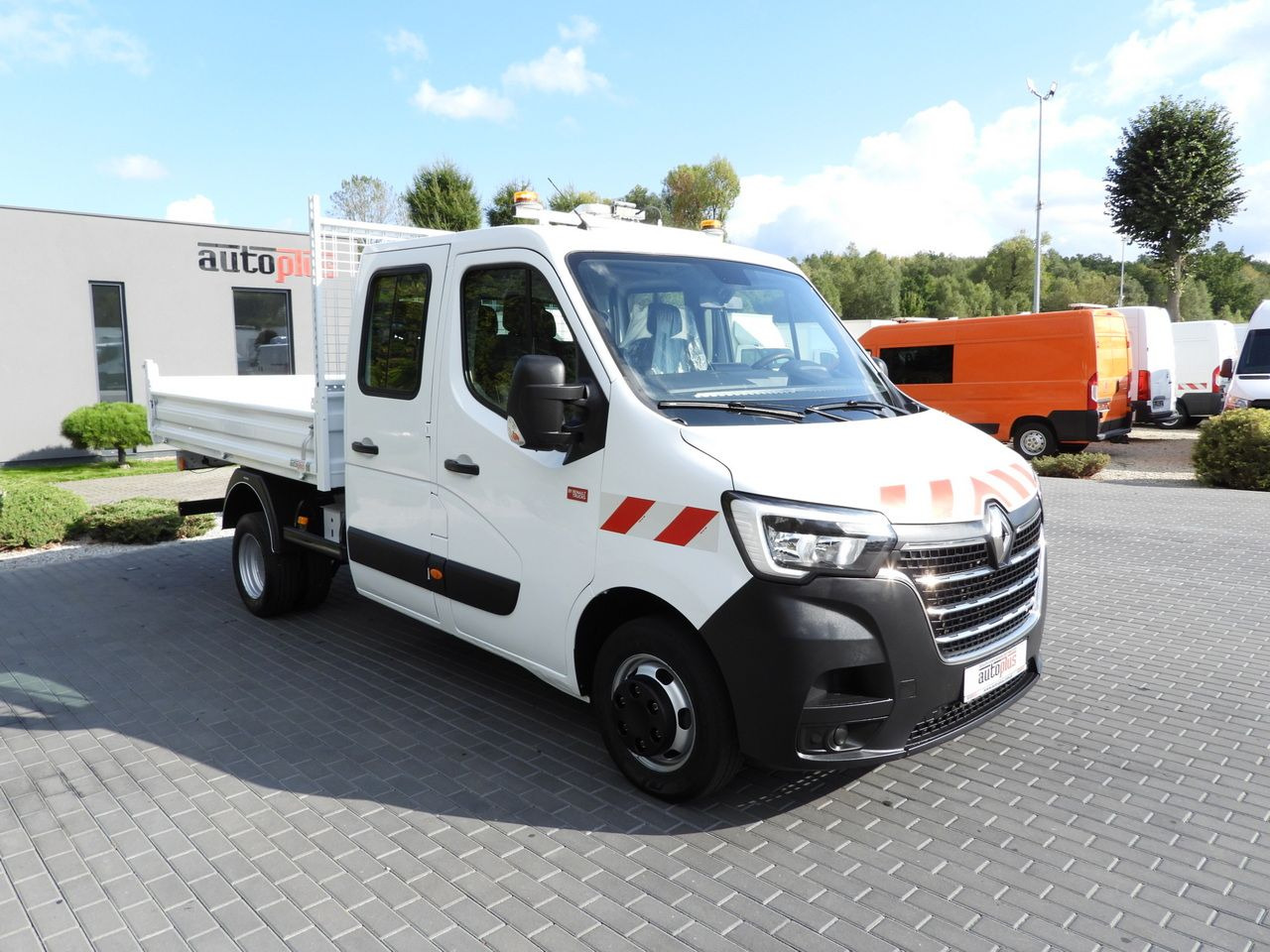 RENAULT MASTER TIPPER DOUBLE CABIN DOKA 6 SEATS CRUISE CONTROL LED LIGHTS TWIN WHEELS AIR CONDITIONING  165HP - Transportbil med tippflak: bild 4 RENAULT MASTER TIPPER DOUBLE CABIN DOKA 6 SEATS CRUISE CONTROL LED LIGHTS TWIN WHEELS AIR CONDITIONING  165HP - Transportbil med tippflak: bild 4