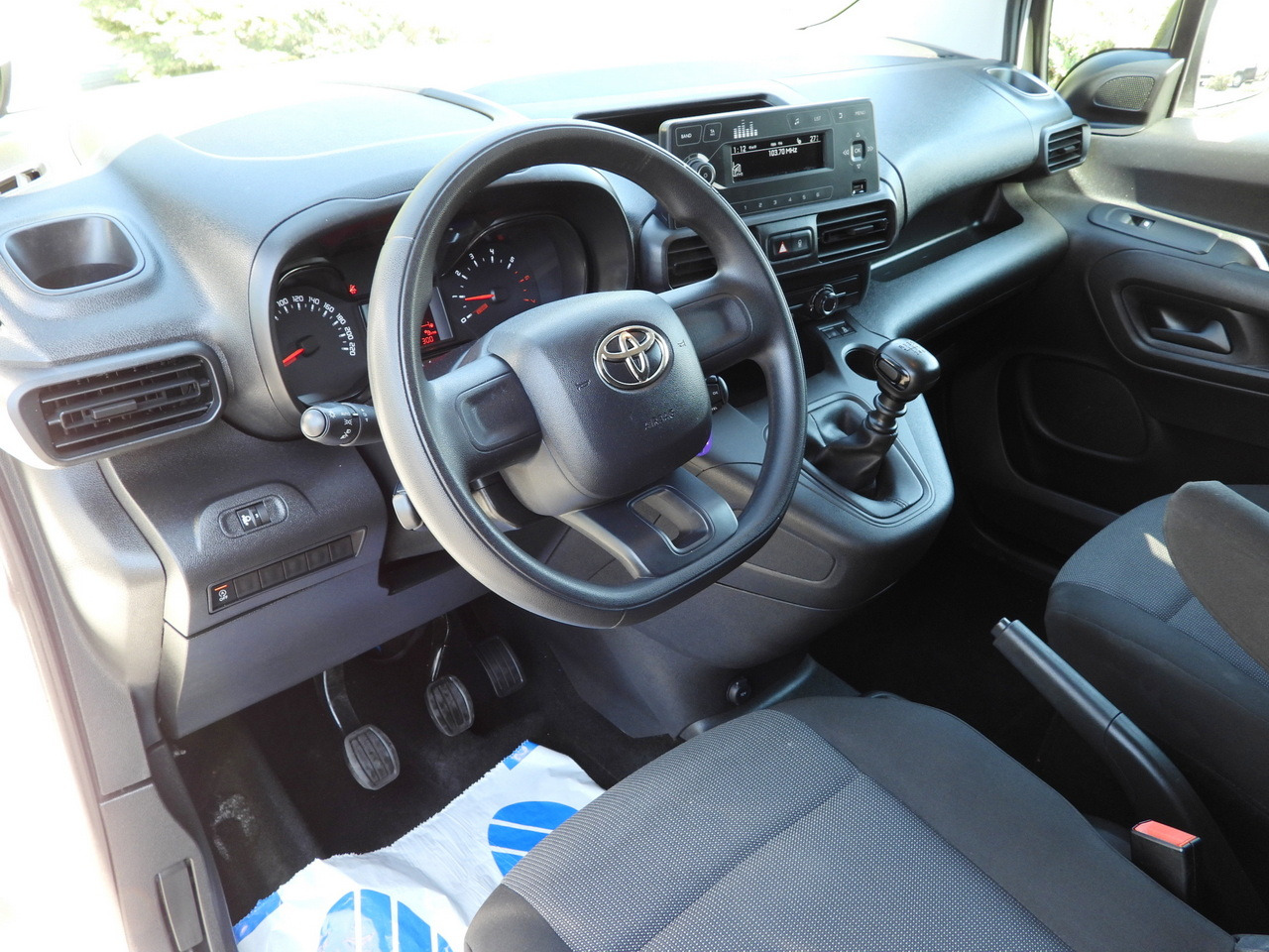 TOYOTA PROACE CITY  REFRIGERATOR VAN -15*C POWER SUPPLY 230V CRUISE CONTROL AIR CONDITIONING  100HP - Kylbil: bild 2 TOYOTA PROACE CITY  REFRIGERATOR VAN -15*C POWER SUPPLY 230V CRUISE CONTROL AIR CONDITIONING  100HP - Kylbil: bild 2