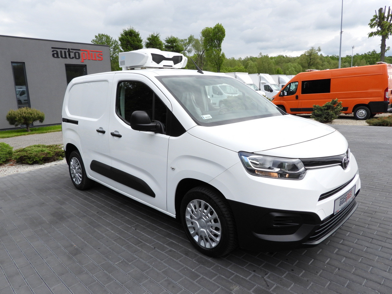 TOYOTA PROACE CITY REFRIGERATOR VAN -15*C POWER SUPPLY 230V CRUISE CONTROL AIR CONDITIONING 100HP - Kylbil: bild 4 TOYOTA PROACE CITY REFRIGERATOR VAN -15*C POWER SUPPLY 230V CRUISE CONTROL AIR CONDITIONING 100HP - Kylbil: bild 4