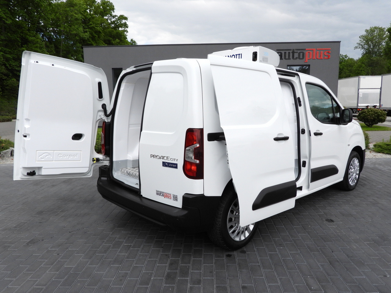 TOYOTA PROACE CITY REFRIGERATOR VAN -15*C POWER SUPPLY 230V CRUISE CONTROL AIR CONDITIONING 100HP - Kylbil: bild 3 TOYOTA PROACE CITY REFRIGERATOR VAN -15*C POWER SUPPLY 230V CRUISE CONTROL AIR CONDITIONING 100HP - Kylbil: bild 3