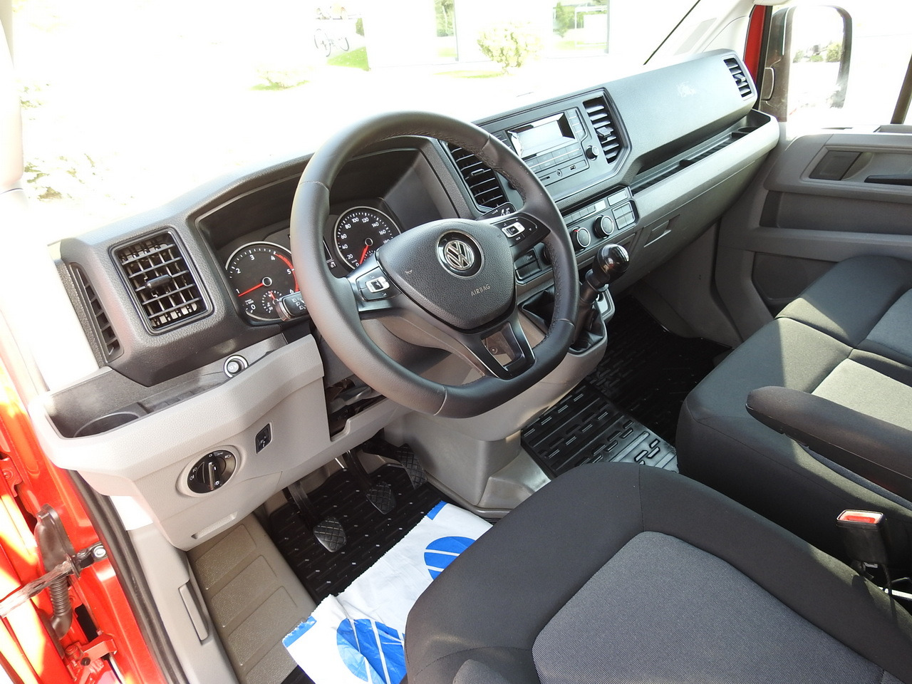 VOLKSWAGEN CRAFTER STAKE BODY DOUBLE CABIN DOKA 7 SEATS AIR CONDITIONING 140HP - Dubbelhytt transportbil: bild 2 VOLKSWAGEN CRAFTER STAKE BODY DOUBLE CABIN DOKA 7 SEATS AIR CONDITIONING 140HP - Dubbelhytt transportbil: bild 2