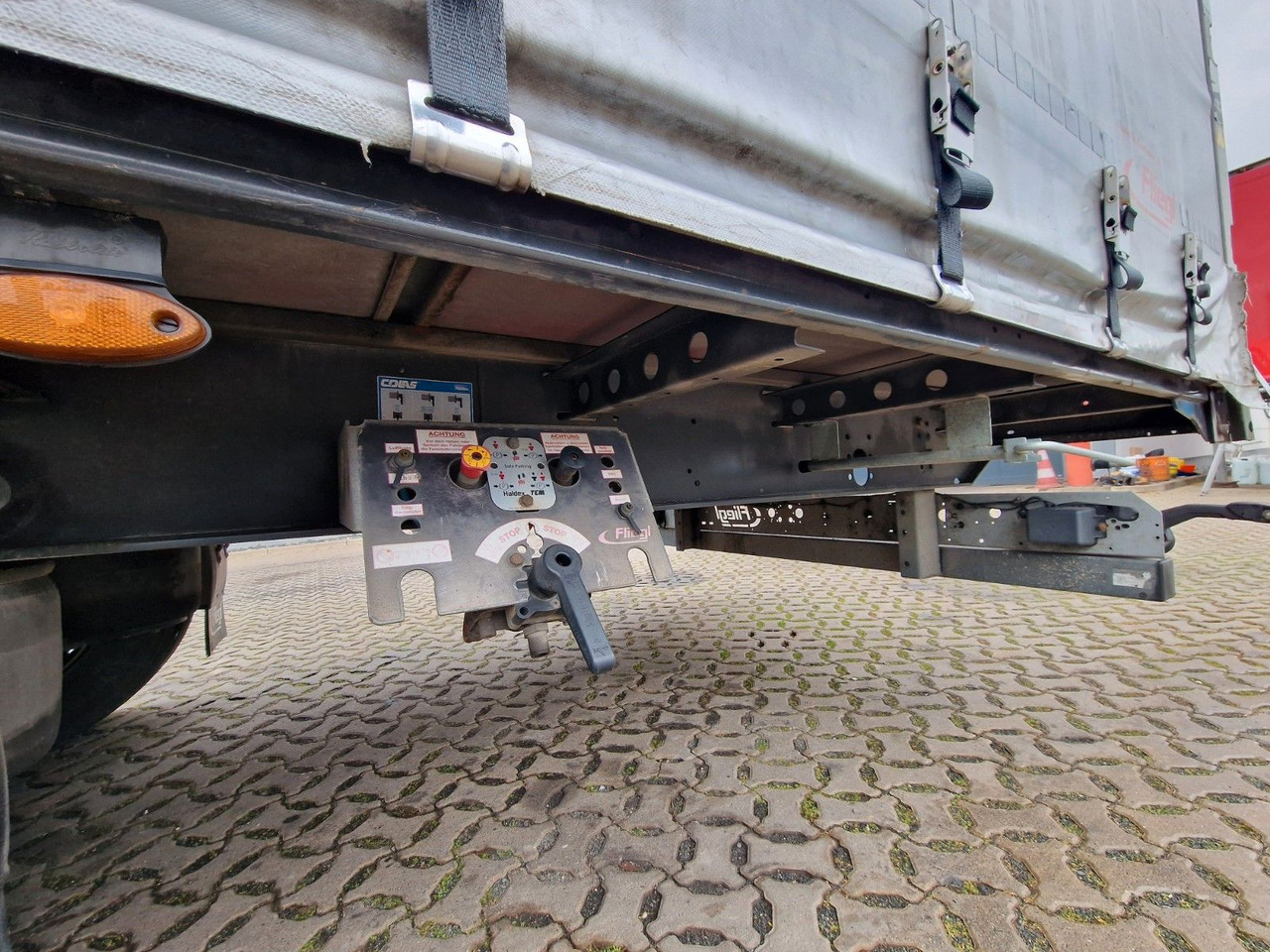 Kapelltrailer Fliegl SZS320 / Hubdach / EDSCHA / Mega: bild 31