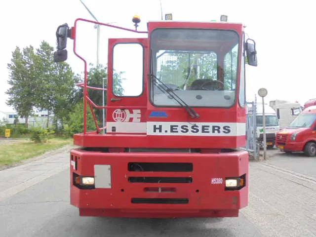 MOL YM225/4X2 40KM/H - Terminaltraktor: bild 2 MOL YM225/4X2 40KM/H - Terminaltraktor: bild 2