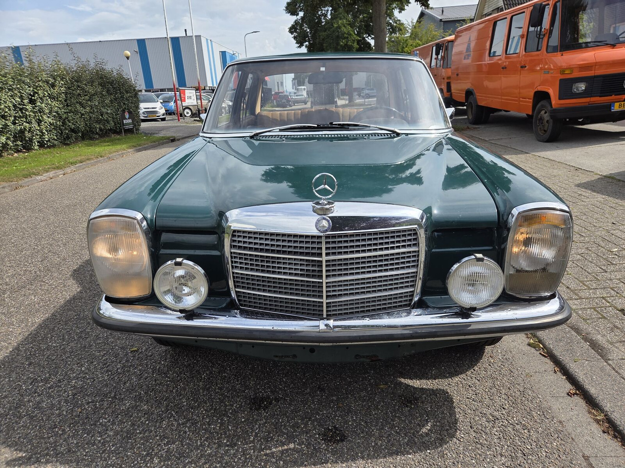Mercedes-Benz 220 (W115) auto - Personbil: bild 2 Mercedes-Benz 220 (W115) auto - Personbil: bild 2