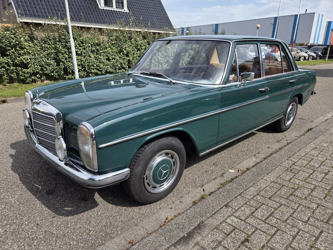 Mercedes-Benz 220 (W115) auto - Personbil: bild 1 Mercedes-Benz 220 (W115) auto - Personbil: bild 1