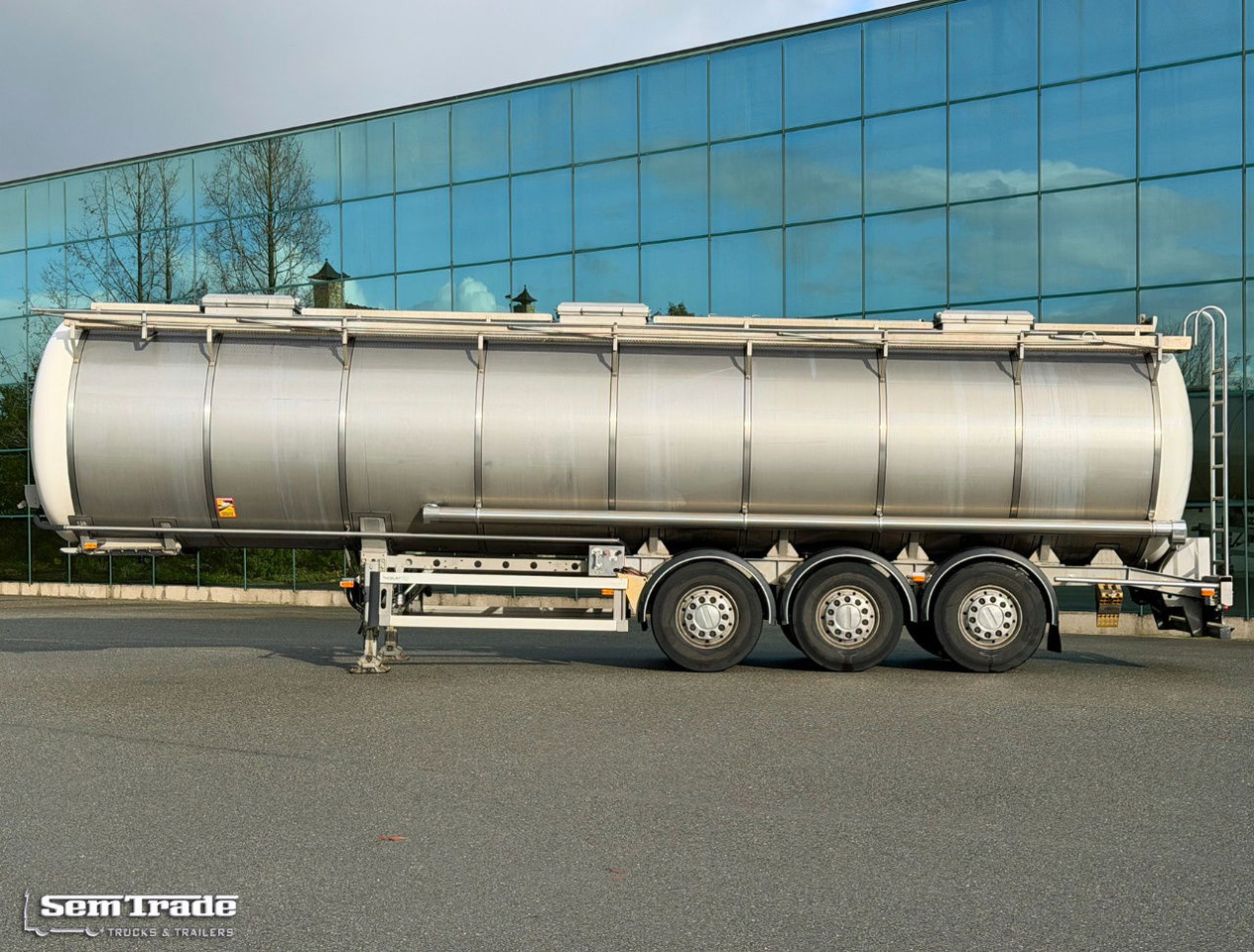Burg 37.300 Liter 3 Compartments Disc Brakes Super Condition NL Trailer - Tanktrailer: bild 2 Burg 37.300 Liter 3 Compartments Disc Brakes Super Condition NL Trailer - Tanktrailer: bild 2