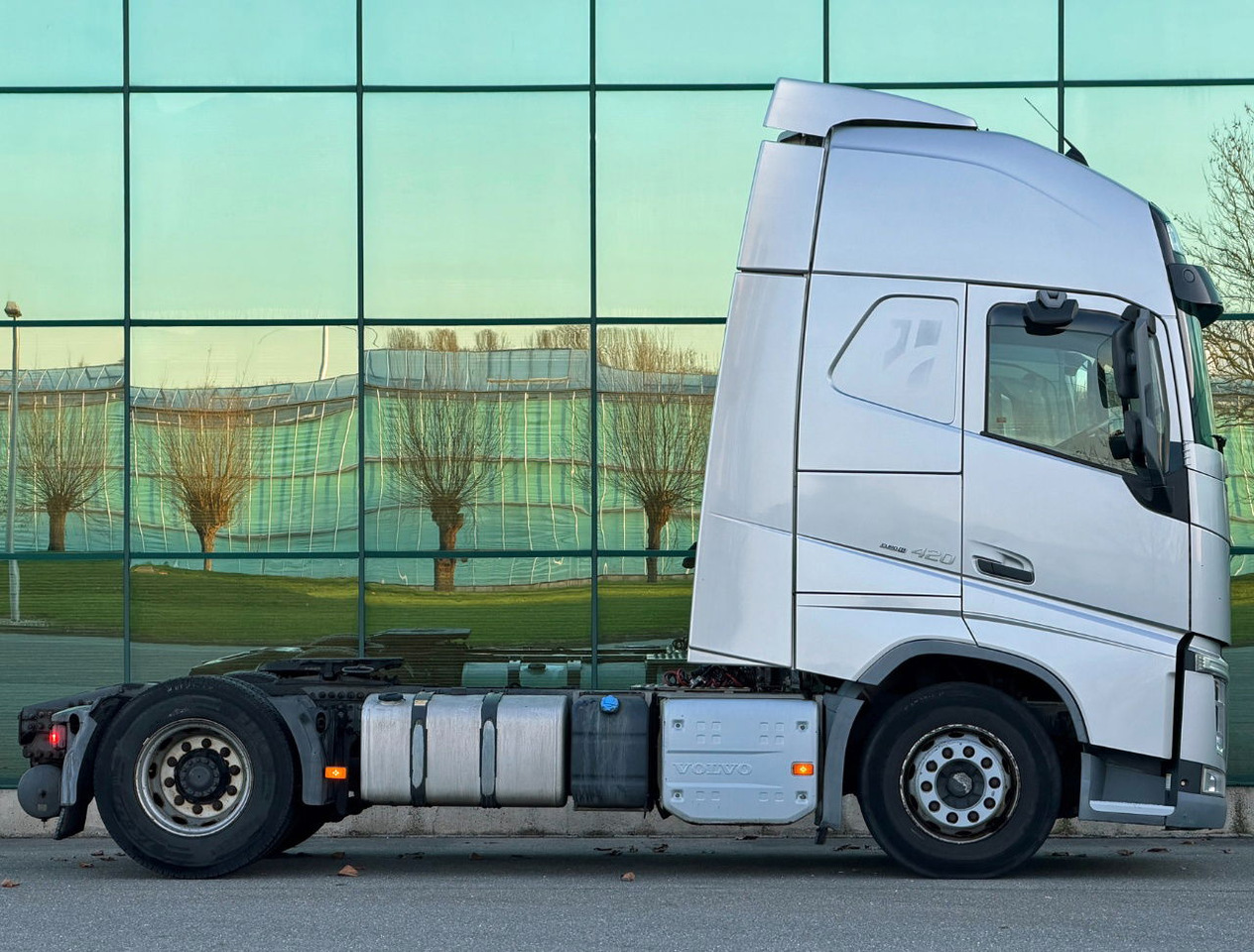 Volvo FH 13.420 Euro 6 Only 570.000 KM Full AIR 2X Tanks LOW Deck NL-Truck - Dragbil: bild 5 Volvo FH 13.420 Euro 6 Only 570.000 KM Full AIR 2X Tanks LOW Deck NL-Truck - Dragbil: bild 5