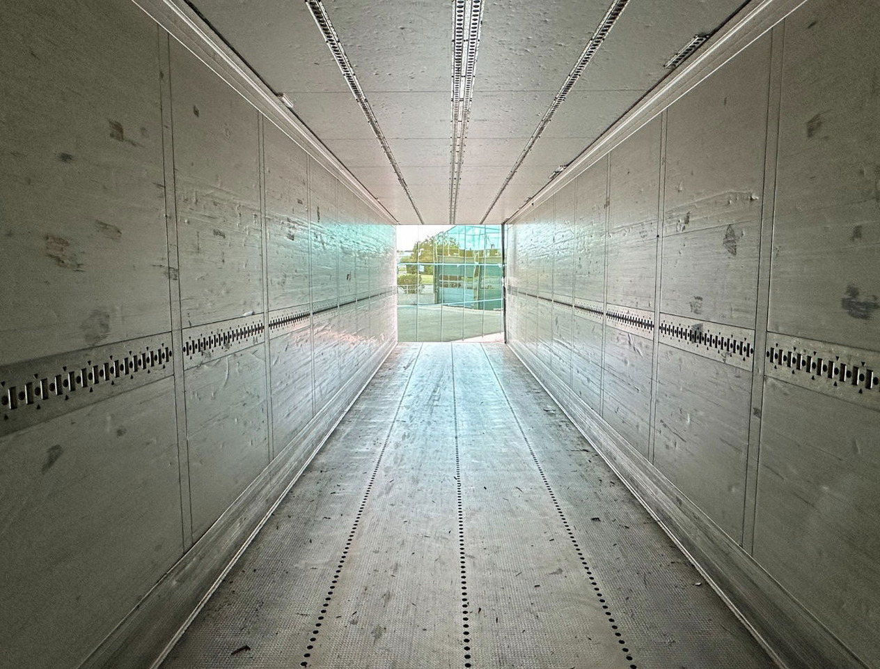 Kyl/ Frys semitrailer Schmitz Cargobull SKO 24 Thermo King SLX 200 Only 3645 Engine Hours 2X Lift Axle Flowerwide 270 CM High Inside Tail Lift NL-Trailer: bild 12 Kyl/ Frys semitrailer Schmitz Cargobull SKO 24 Thermo King SLX 200 Only 3645 Engine Hours 2X Lift Axle Flowerwide 270 CM High Inside Tail Lift NL-Trailer: bild 12