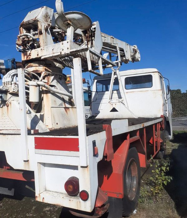 Camion tarieres Plantation Poteaux France Telecom - Flakbil, Kranbil: bild 1 Camion tarieres Plantation Poteaux France Telecom - Flakbil, Kranbil: bild 1