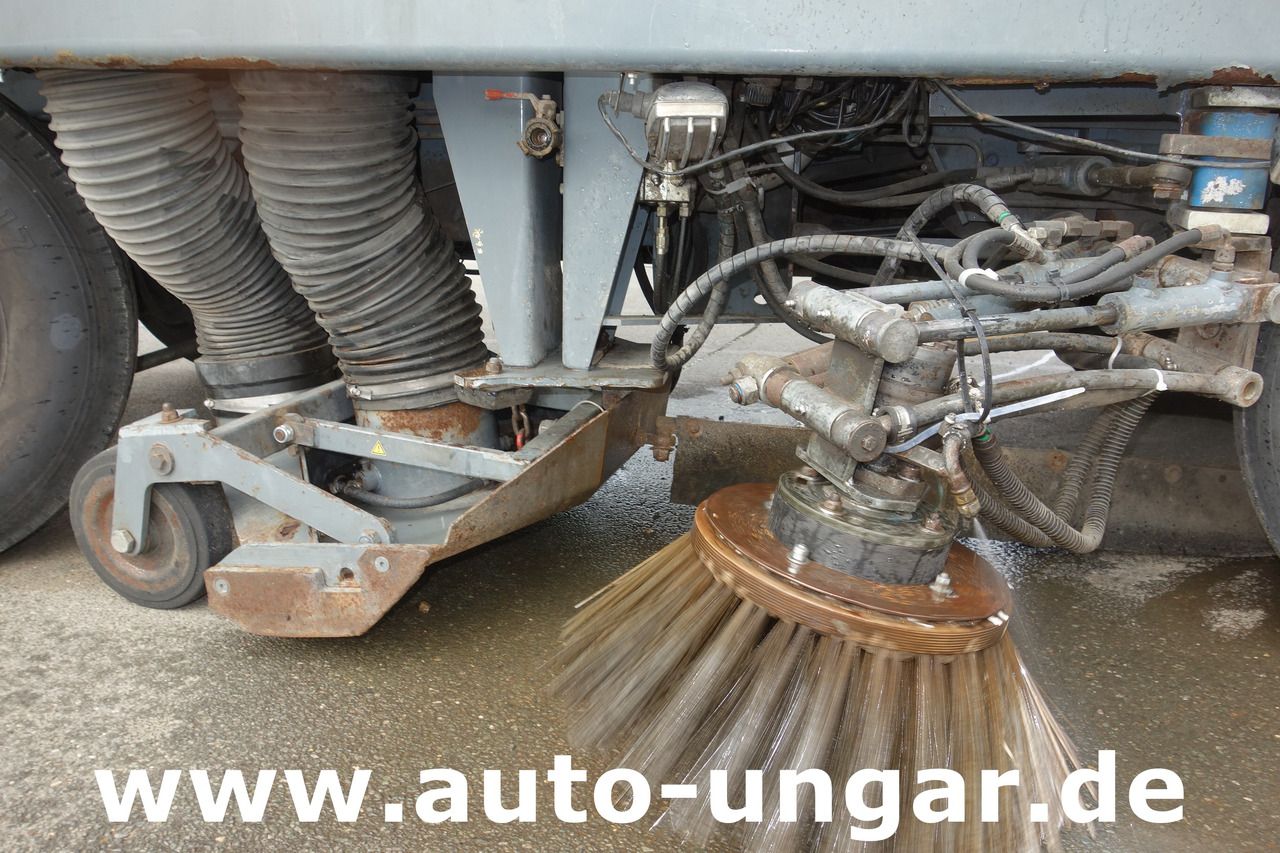 Aebi MFH 5000 Kehrmaschine Baujahr 2004 4-Rad Lenkung Wildkrautbesen - Sopmaskin: bild 5 Aebi MFH 5000 Kehrmaschine Baujahr 2004 4-Rad Lenkung Wildkrautbesen - Sopmaskin: bild 5