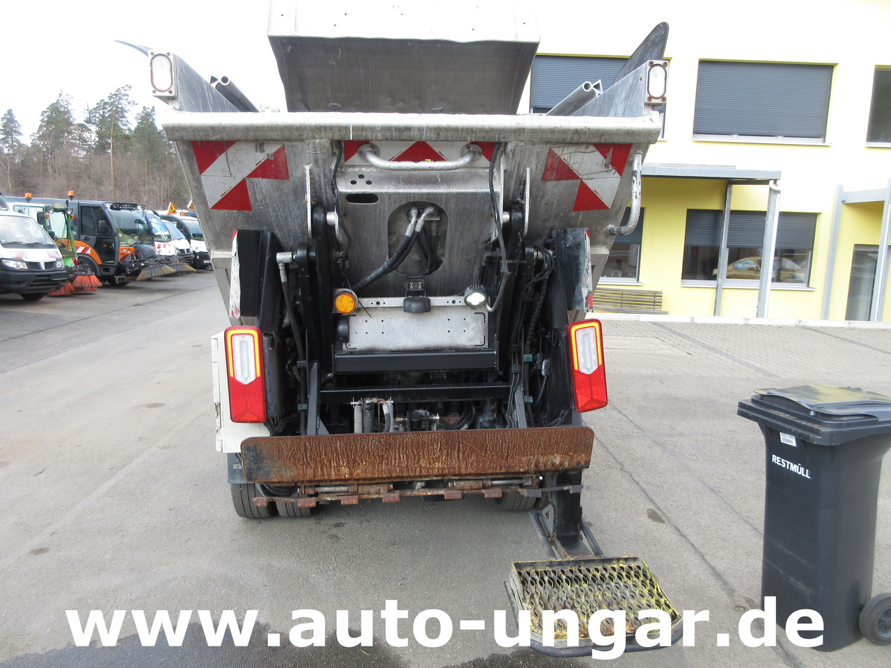 Renault Maxity 130 Müllwagen 3.500kg Lifter Presse Kipper Provence Benne Medium - Sopbil: bild 5 Renault Maxity 130 Müllwagen 3.500kg Lifter Presse Kipper Provence Benne Medium - Sopbil: bild 5
