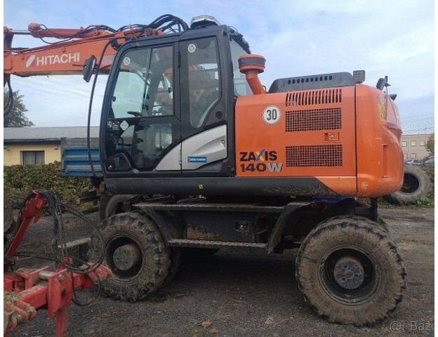 Hitachi Zaxis 140W-5B - Grävmaskin på däck: bild 1 Hitachi Zaxis 140W-5B - Grävmaskin på däck: bild 1