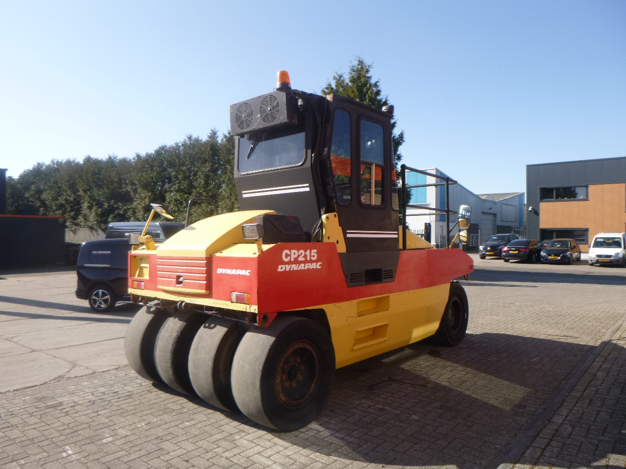 DYNAPAC CP215(HITACHI) - Gummihjulsvält: bild 4 DYNAPAC CP215(HITACHI) - Gummihjulsvält: bild 4