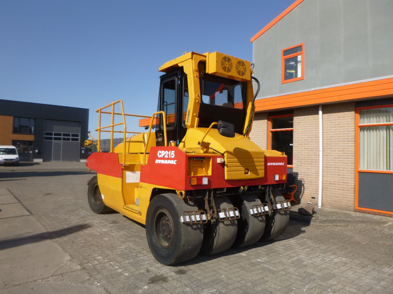 DYNAPAC CP215(HITACHI) - Gummihjulsvält: bild 2 DYNAPAC CP215(HITACHI) - Gummihjulsvält: bild 2