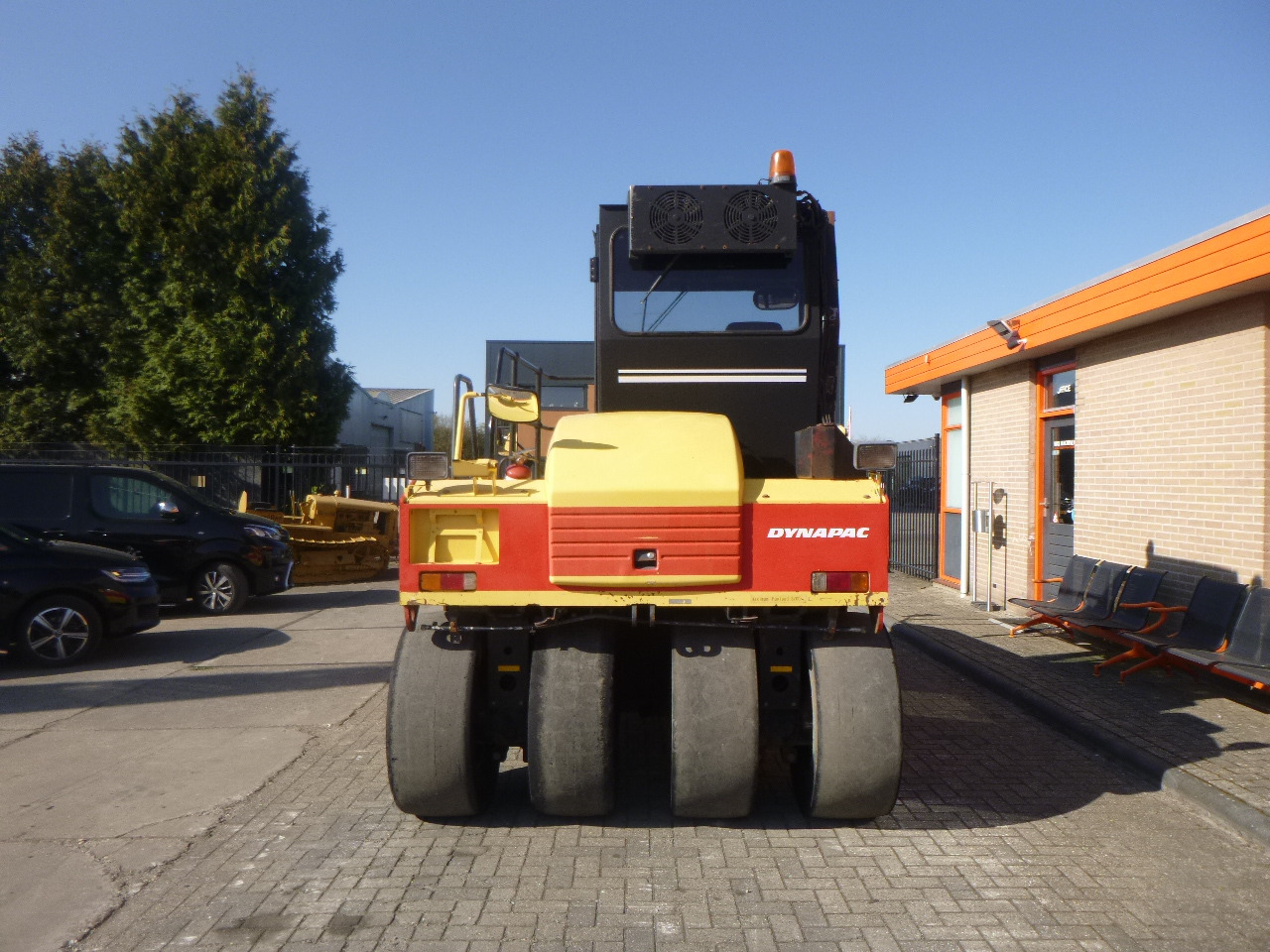 DYNAPAC CP215(HITACHI) - Gummihjulsvält: bild 3 DYNAPAC CP215(HITACHI) - Gummihjulsvält: bild 3