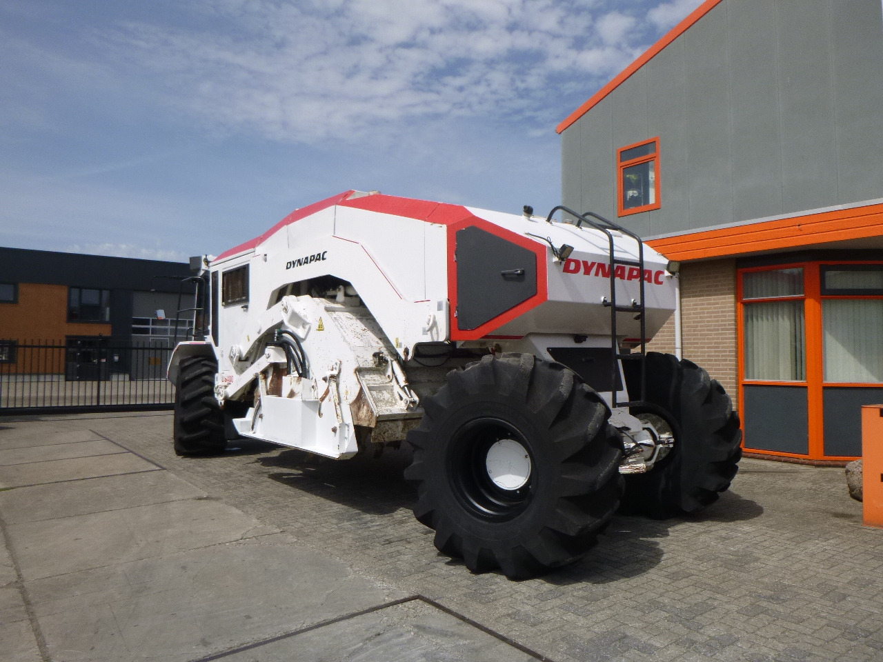 DYNAPAC DS400(RABAUD ROTOSTAB 525) - Markstabiliserar: bild 2 DYNAPAC DS400(RABAUD ROTOSTAB 525) - Markstabiliserar: bild 2