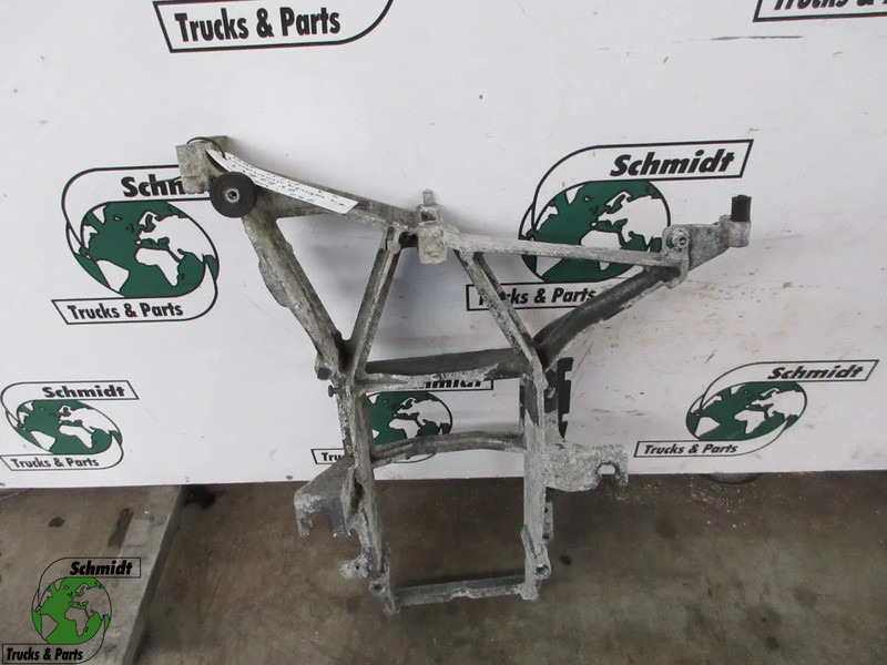 DAF 1396936 KOPLAMPBEUGEL LINKS DAF XF 105 EURO 5 - Hytt och interiör för Lastbil: bild 1 DAF 1396936 KOPLAMPBEUGEL LINKS DAF XF 105 EURO 5 - Hytt och interiör för Lastbil: bild 1