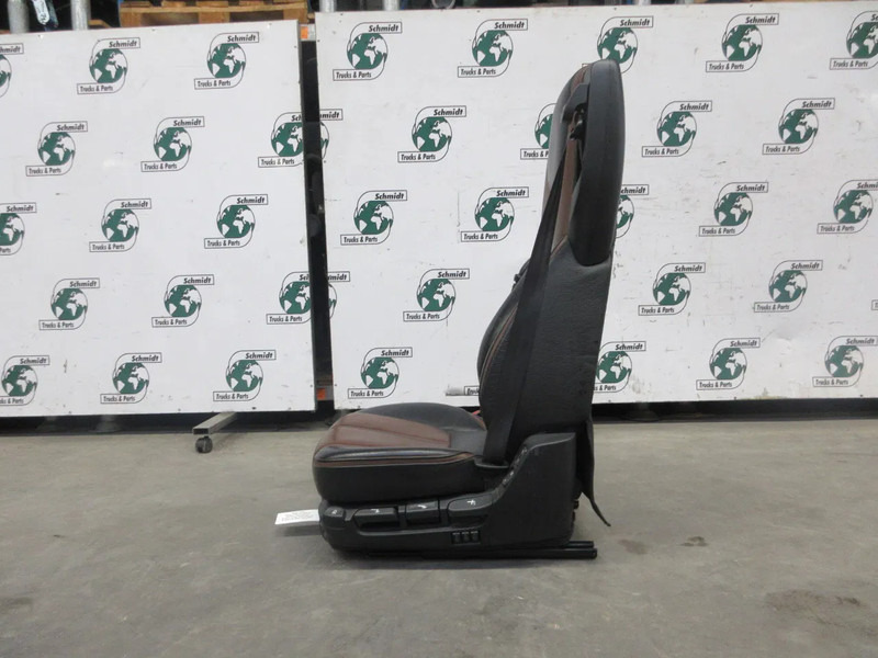 DAF 2109118 // 2109134 // STOELEN SET LEER DAF XF 530 MODEL 2021 - Säte för Lastbil: bild 2 DAF 2109118 // 2109134 // STOELEN SET LEER DAF XF 530 MODEL 2021 - Säte för Lastbil: bild 2