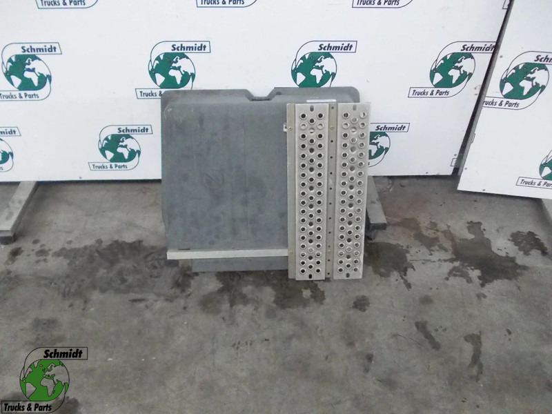 Mercedes-Benz ACTROS A 960 520 18 31 ACCUBAK DEKSEL EURO 6 - Batteri för Lastbil: bild 1 Mercedes-Benz ACTROS A 960 520 18 31 ACCUBAK DEKSEL EURO 6 - Batteri för Lastbil: bild 1