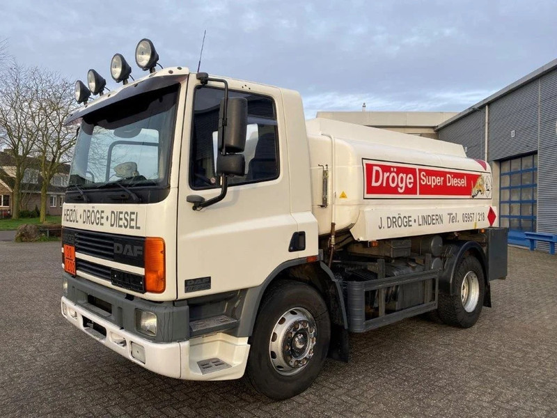 DAF 65CF-240 / FULL STEEL / POMP / 3 COMPARTIMENTS / 8350 LITER / ONLY:25969 KM / EURO-2 / MANUAL / GOOD CONDITION - Tankbil: bild 1 DAF 65CF-240 / FULL STEEL / POMP / 3 COMPARTIMENTS / 8350 LITER / ONLY:25969 KM / EURO-2 / MANUAL / GOOD CONDITION - Tankbil: bild 1