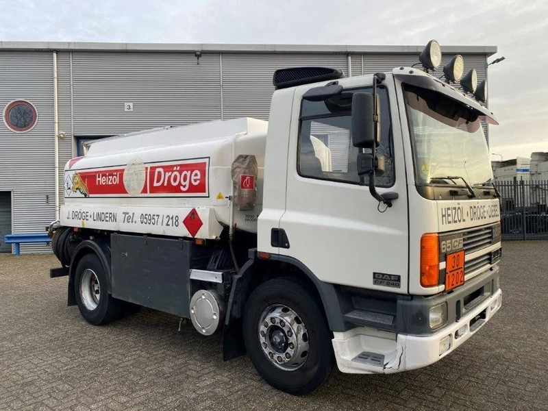 DAF 65CF-240 / FULL STEEL / POMP / 3 COMPARTIMENTS / 8350 LITER / ONLY:25969 KM / EURO-2 / MANUAL / GOOD CONDITION - Tankbil: bild 2 DAF 65CF-240 / FULL STEEL / POMP / 3 COMPARTIMENTS / 8350 LITER / ONLY:25969 KM / EURO-2 / MANUAL / GOOD CONDITION - Tankbil: bild 2