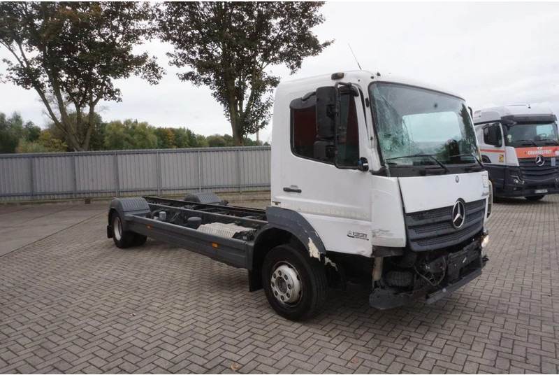 Mercedes-Benz ATEGO 1221 / ENGINE RUNNING / ONLY:253095 KM / AUTOMATIC / EURO-6 / 2017 - Chassi lastbil: bild 2 Mercedes-Benz ATEGO 1221 / ENGINE RUNNING / ONLY:253095 KM / AUTOMATIC / EURO-6 / 2017 - Chassi lastbil: bild 2