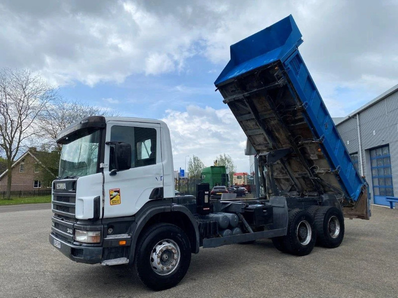 Scania 114-340 / 6X4 / 2 SIDE TIPPER / BIG AXLE / FULL-STEEL / DRUM BRAKES / MANUAL / 1999 - Tippbil lastbil: bild 2 Scania 114-340 / 6X4 / 2 SIDE TIPPER / BIG AXLE / FULL-STEEL / DRUM BRAKES / MANUAL / 1999 - Tippbil lastbil: bild 2