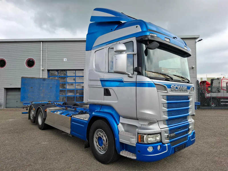 Scania R580 V8 / RETARDER / LIFT+LENKACHSE / FULL-AIR / PLATFORM 2000 KG / LEATHER / AIRCO / AUTOMATIC / EURO-6 / 2014 - Chassi lastbil: bild 2 Scania R580 V8 / RETARDER / LIFT+LENKACHSE / FULL-AIR / PLATFORM 2000 KG / LEATHER / AIRCO / AUTOMATIC / EURO-6 / 2014 - Chassi lastbil: bild 2