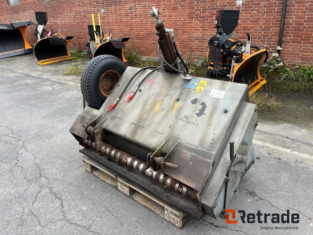 Fjærås 600/1350 liftophængt selvlæssende salt/grusudlægger. - Entreprenadutrustning: bild 2 Fjærås 600/1350 liftophængt selvlæssende salt/grusudlægger. - Entreprenadutrustning: bild 2