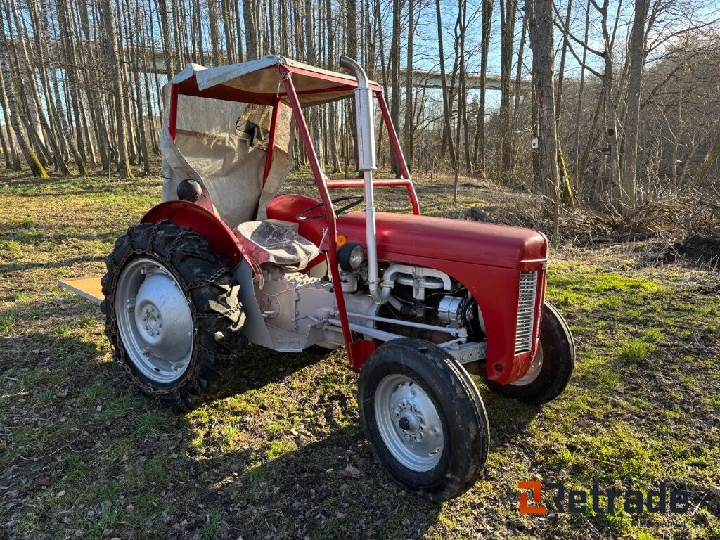 Traktor Ferguson Tea med kedjor och lastbrygga - Lantbruksmaskiner: bild 3 Traktor Ferguson Tea med kedjor och lastbrygga - Lantbruksmaskiner: bild 3