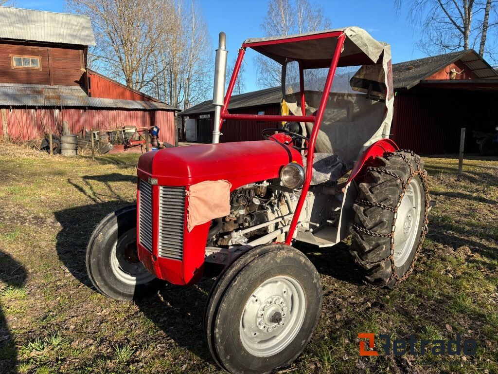 Traktor Ferguson Tea med kedjor och lastbrygga - Lantbruksmaskiner: bild 1 Traktor Ferguson Tea med kedjor och lastbrygga - Lantbruksmaskiner: bild 1