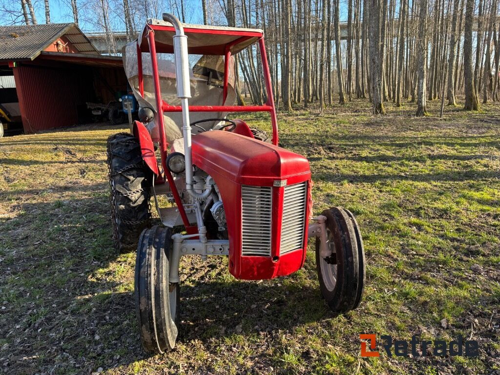 Traktor Ferguson Tea med kedjor och lastbrygga - Lantbruksmaskiner: bild 4 Traktor Ferguson Tea med kedjor och lastbrygga - Lantbruksmaskiner: bild 4