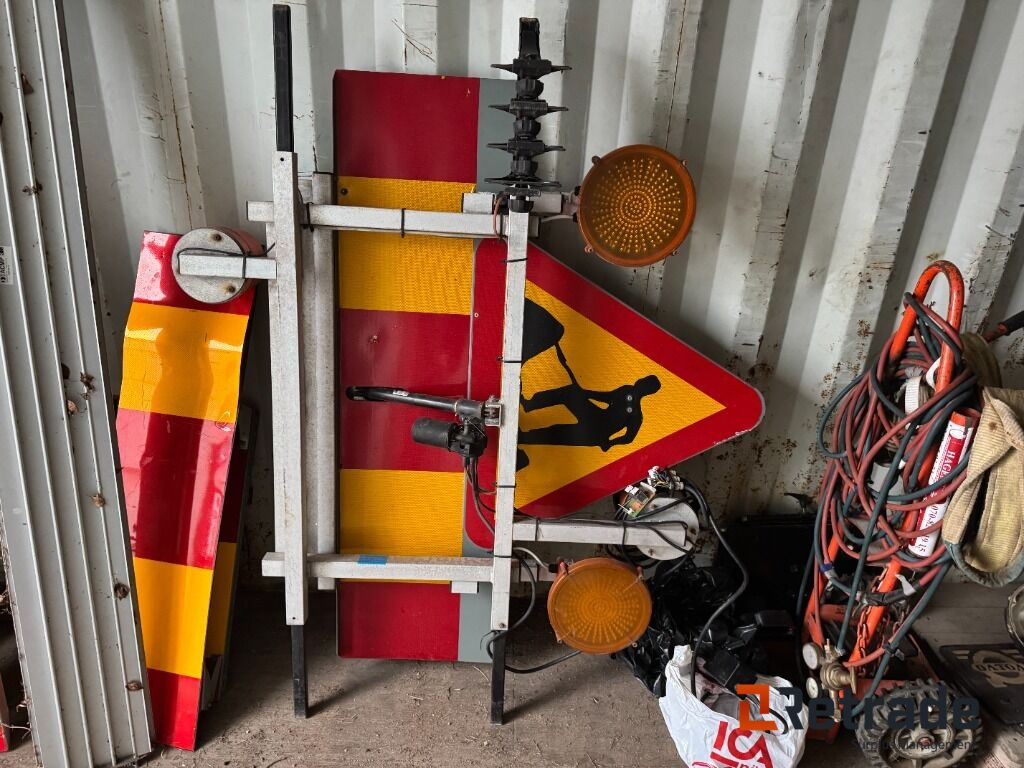 Takskylt med elhydraulisk resning - Entreprenadutrustning: bild 1 Takskylt med elhydraulisk resning - Entreprenadutrustning: bild 1