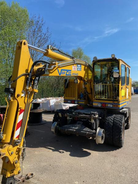 VAIA CAR V 504 - Grävmaskin på däck: bild 1 VAIA CAR V 504 - Grävmaskin på däck: bild 1