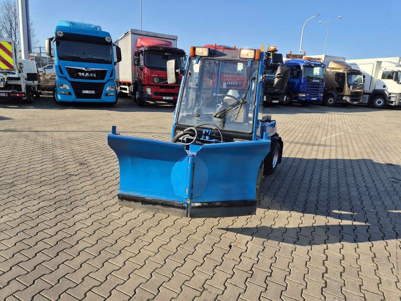 HOLDER C245 4WD / Tool carrier / Snow plow / PTO Front AN D Rear / 4X4 / - Kommunaltraktor: bild 3 HOLDER C245 4WD / Tool carrier / Snow plow / PTO Front AN D Rear / 4X4 / - Kommunaltraktor: bild 3